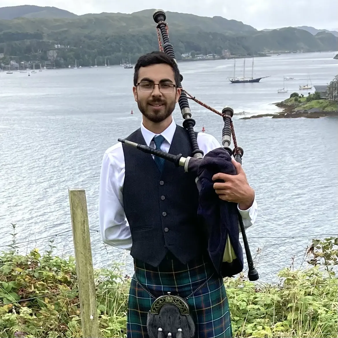 Aaron McInnes playing the bagpipes in Oban